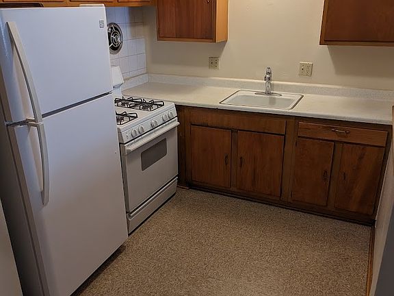4th image of 2820 W Kilbourn Ave #204