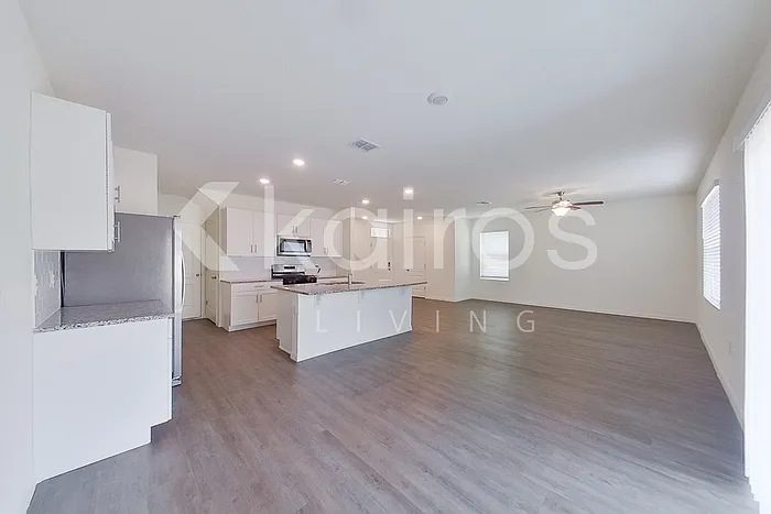 4 bed, 2.5 bath, 2007 sqft, $2,175 — Photo 3