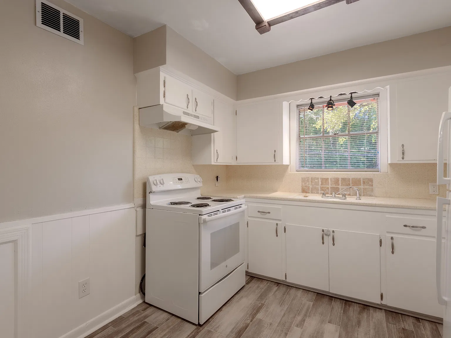 818 University Avenue - 6 — Photo 2