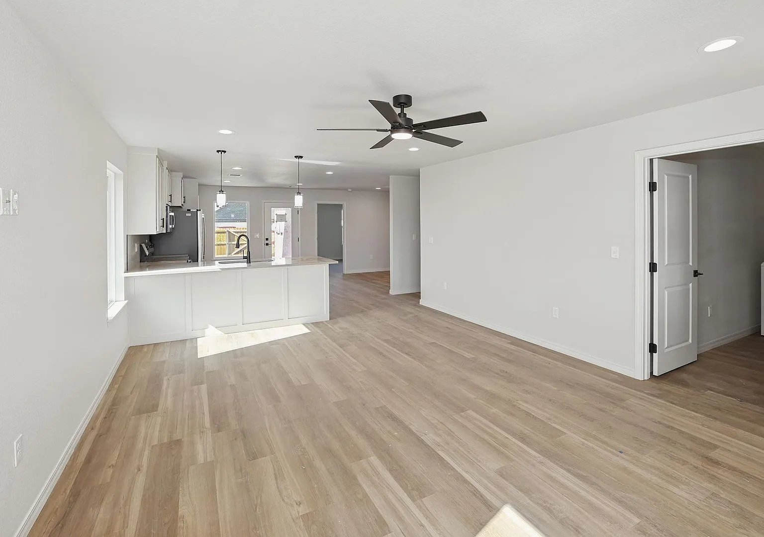 8904 Oakleaf — Photo 4