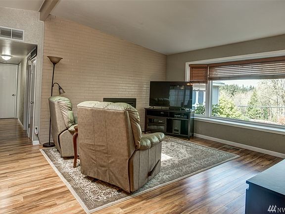 4th image of 14803 SE Newport Way