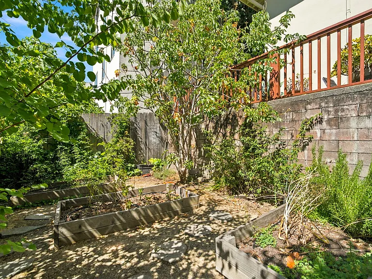 864 Erie St — Photo 31