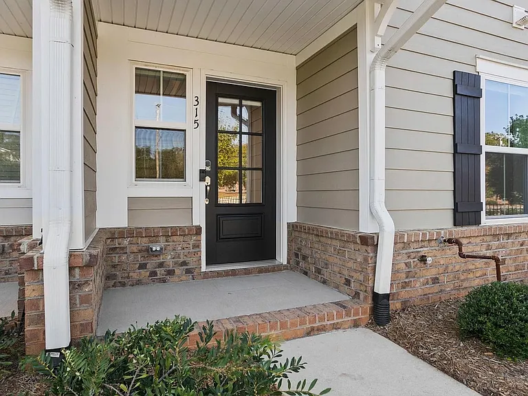 315 Pete Hollis Blvd — Photo 1