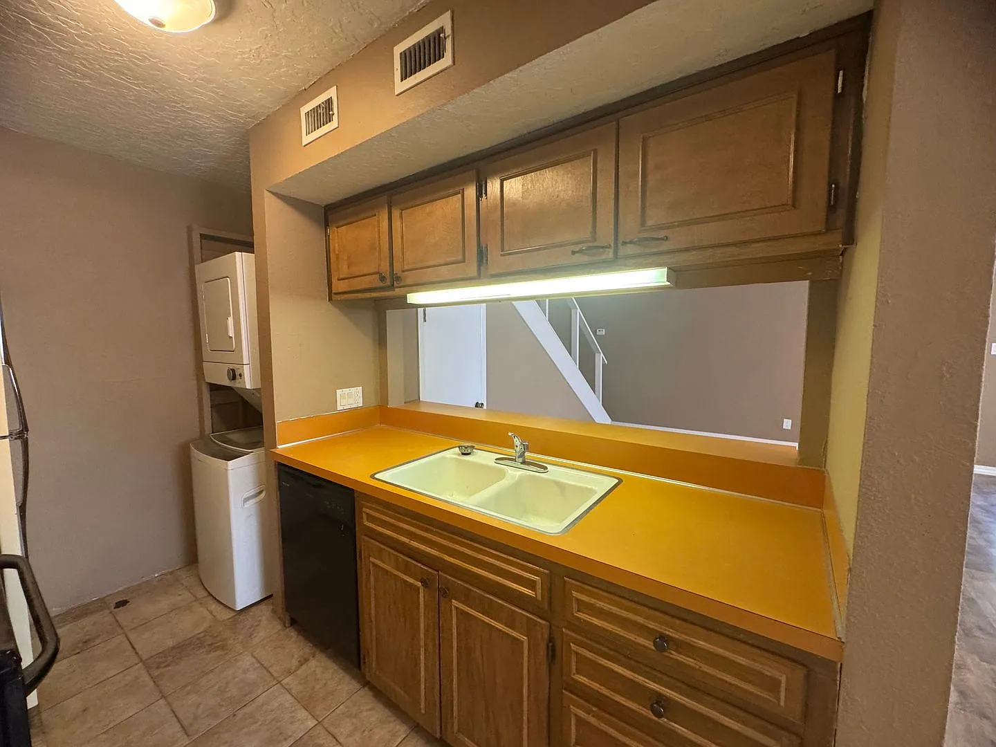 2nd story 2 bedroom, 1 bath condo with central heat and air and one car garage. — Photo 3