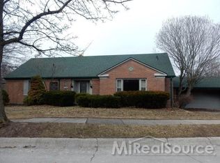 240 Stephens Rd, Grosse Pointe Farms, MI 48236
