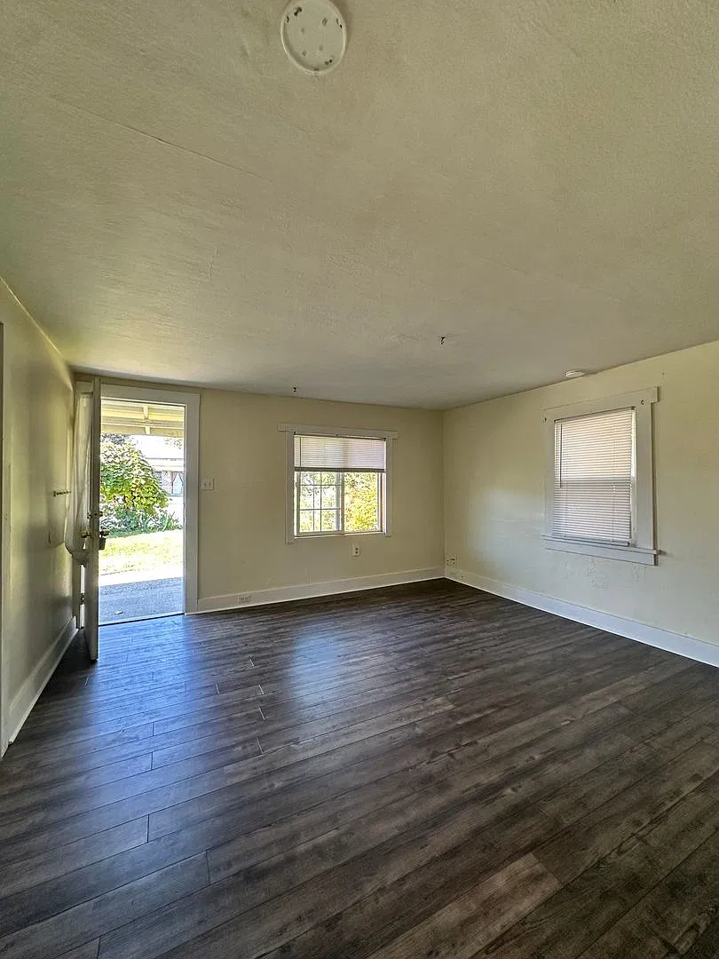 Charming 2-Bedroom Home with Spacious Yard — Photo 3