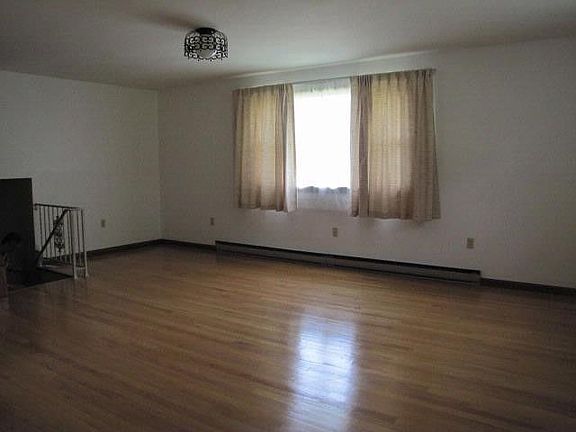 5th image of 16 Redwood Dr