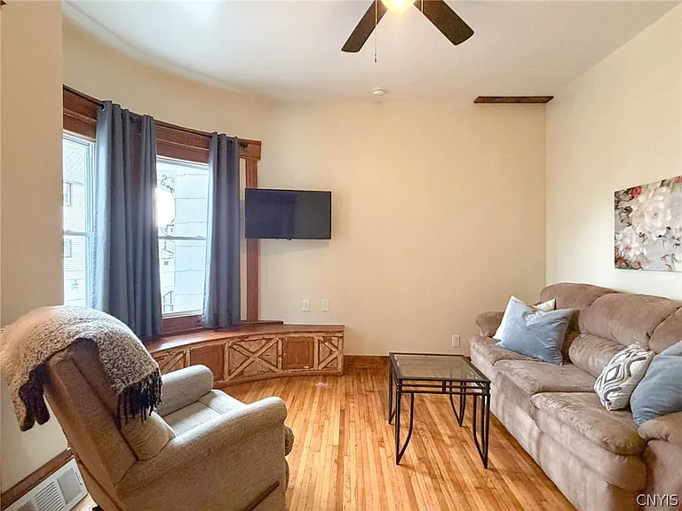 1015 White Pl — Photo 5