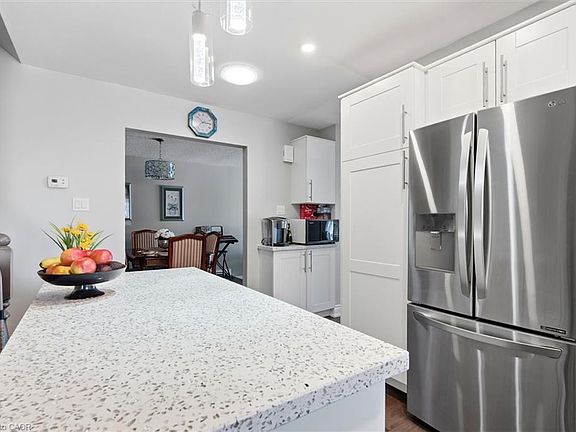 4th image of 40 Lyton Cres