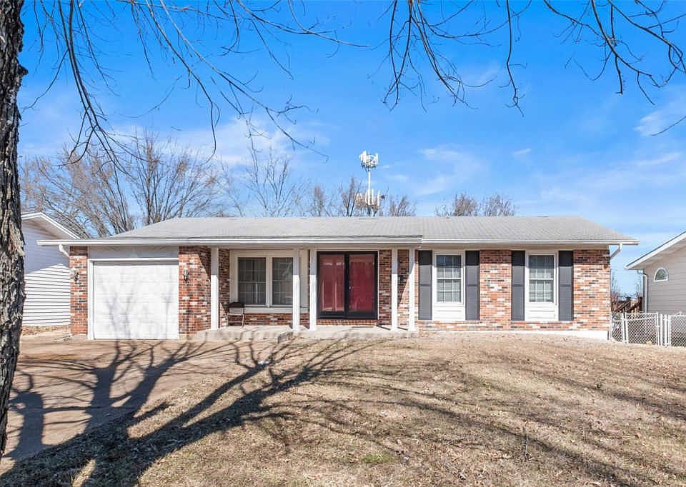 1st image of 215 Carrington Ln
