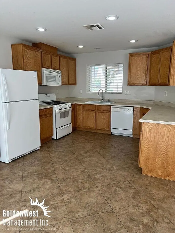 3 bed, 2.5 bath, 1751 sqft, $1,995 — Photo 4