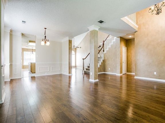 4th image of 604 Post Oak Dr