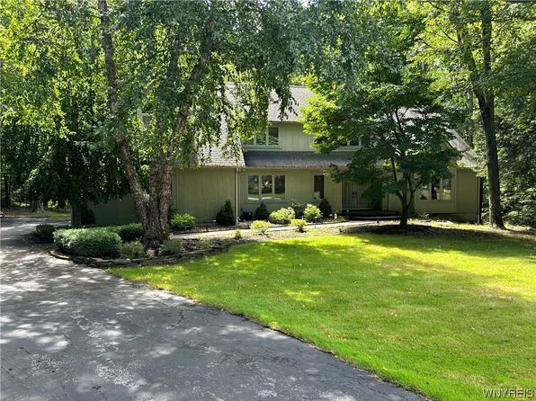 15 Middlebury Rd, Orchard Park, NY 14127