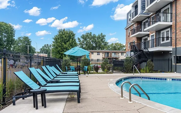 Chateau Apartments — Photo 21