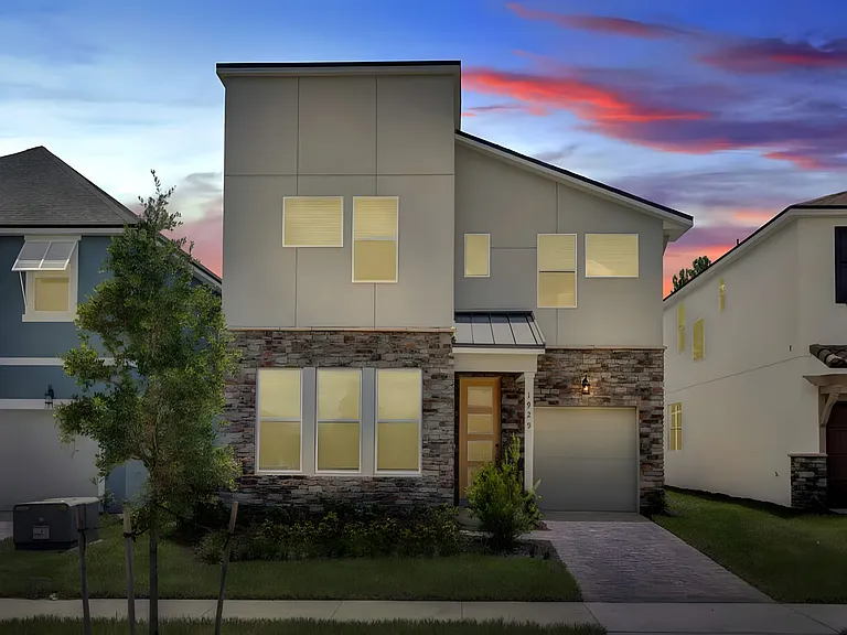 Tropical Palms Cir — Photo 27