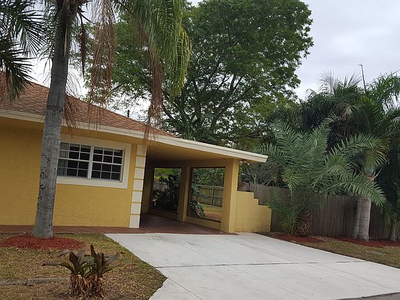 exterior right carport 