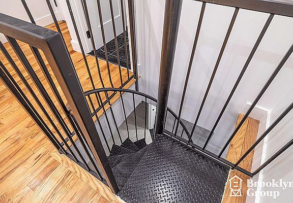 4th image of 702 Evergreen Ave #1R