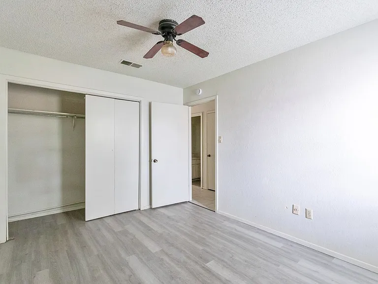4925 Greenslope Dr — Photo 24