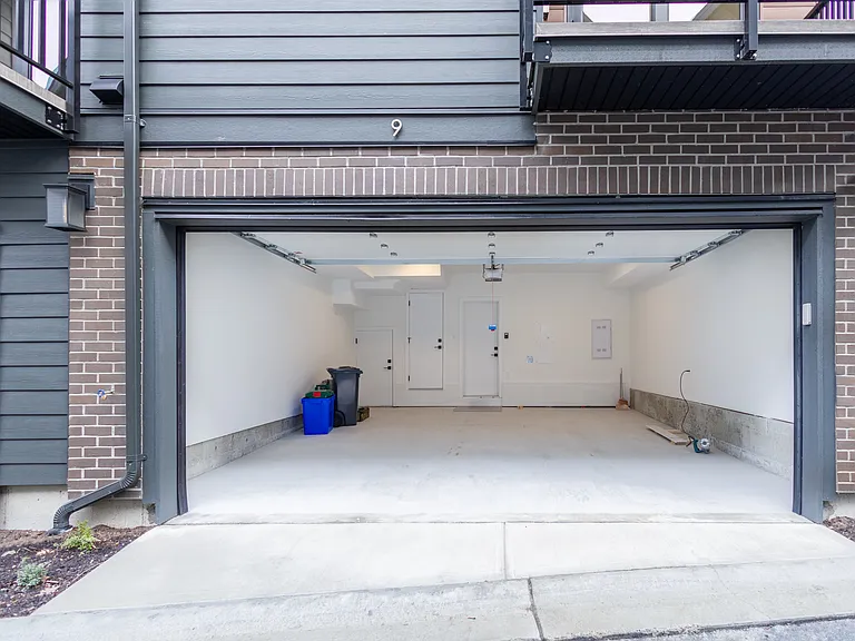 1959 165a St #9 — Photo 17