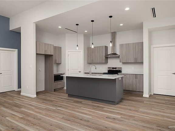 4th image of 2912 Dhalia Dr