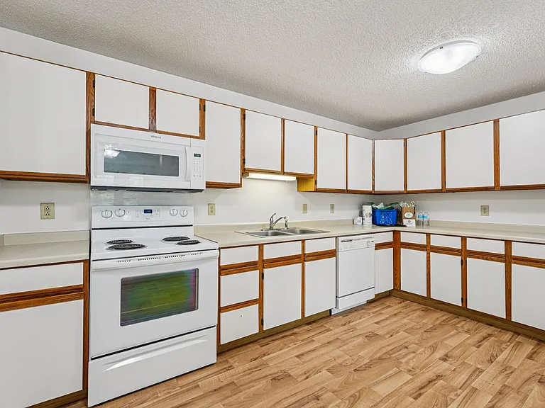 Oaks Lincoln Apartments — Photo 7