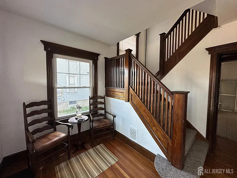 511 Grove St — Photo 2