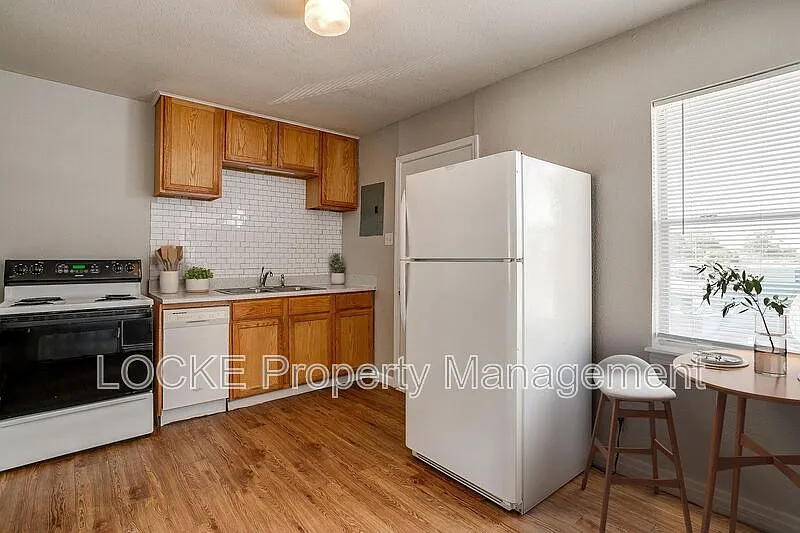 2 bed, 1.0 bath, 900 sqft, $995 — Photo 3