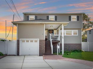 28 Wilshire Ct, Freeport, NY 11520