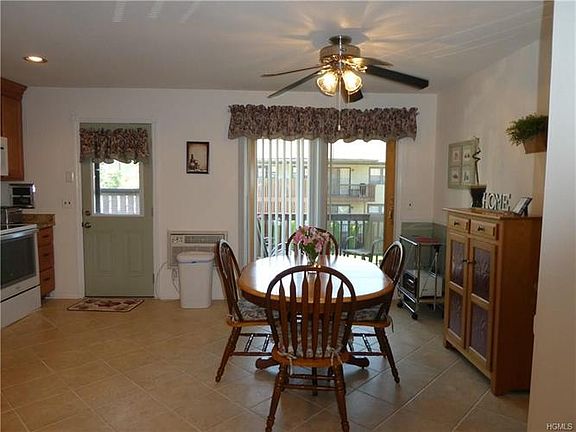 4th image of 17 Somerset Dr APT 12H
