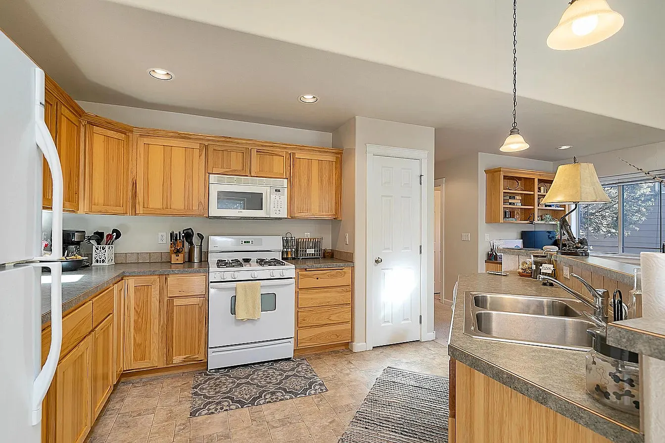 2 bed, 2.5 bath, 1300 sqft, $2,500 — Photo 3