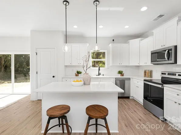 327 Austin Dr, Charlotte, NC 28213