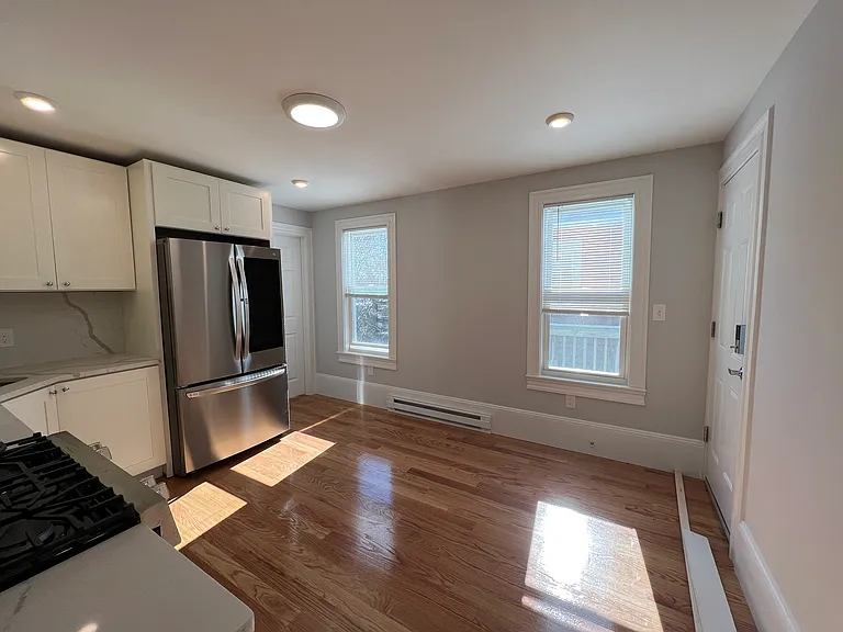 3 Mossland St #3L — Photo 8