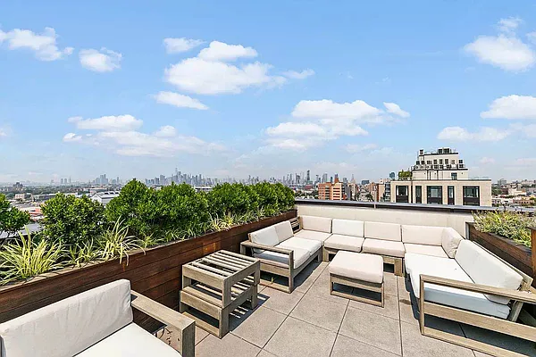 Rented by Tapiro Realty | media 32