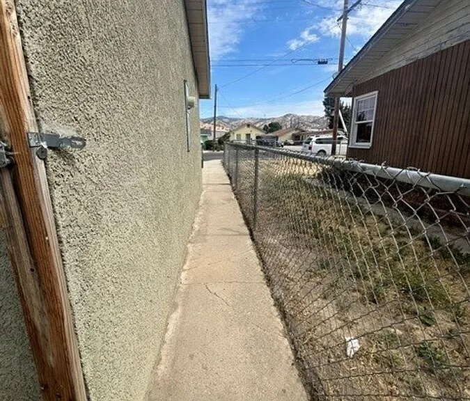 212 E J St — Photo 22