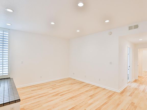 5th image of 500 S Barrington Ave APT 8