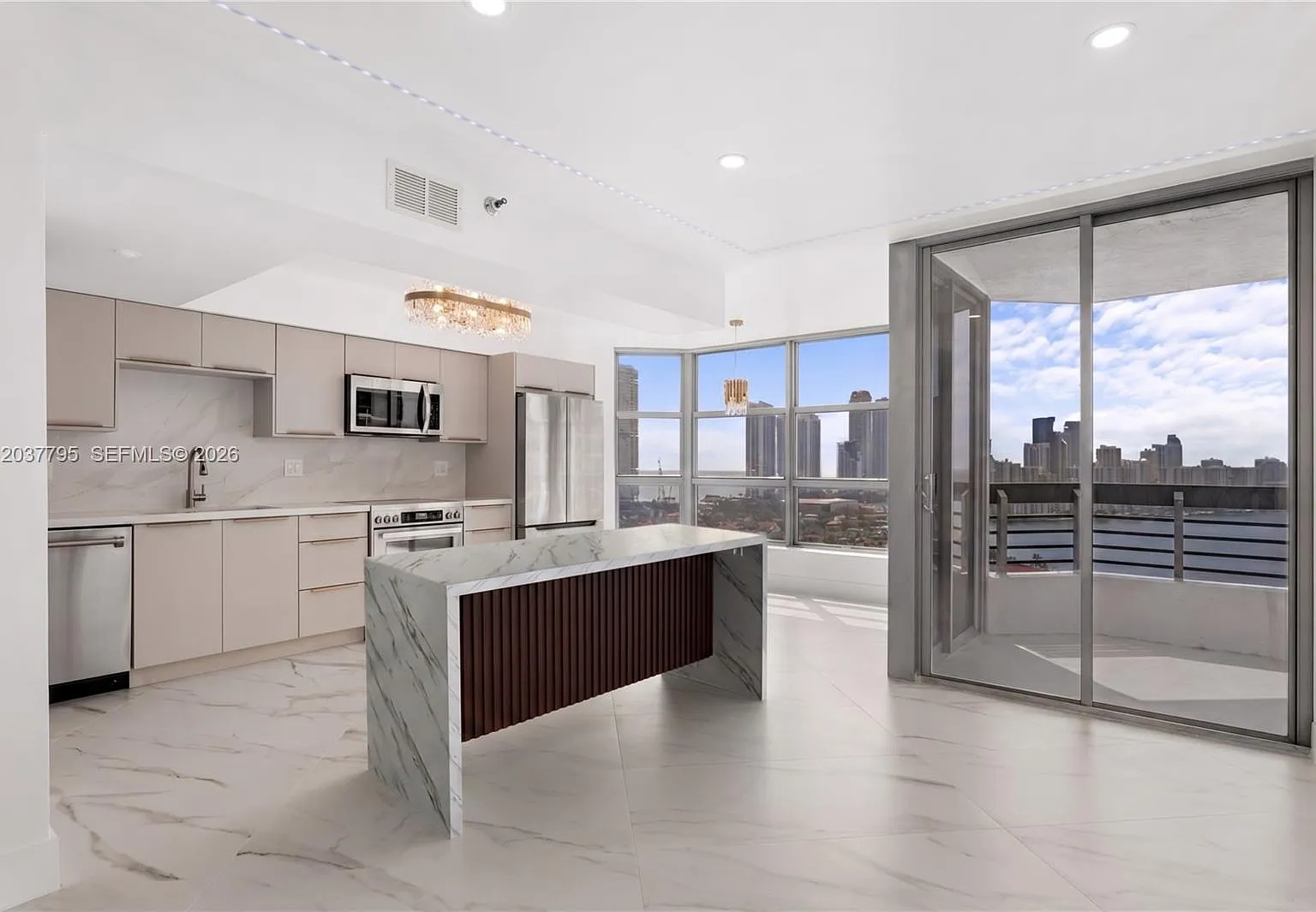 Mystic Pointe Condo No Tw — Photo 3