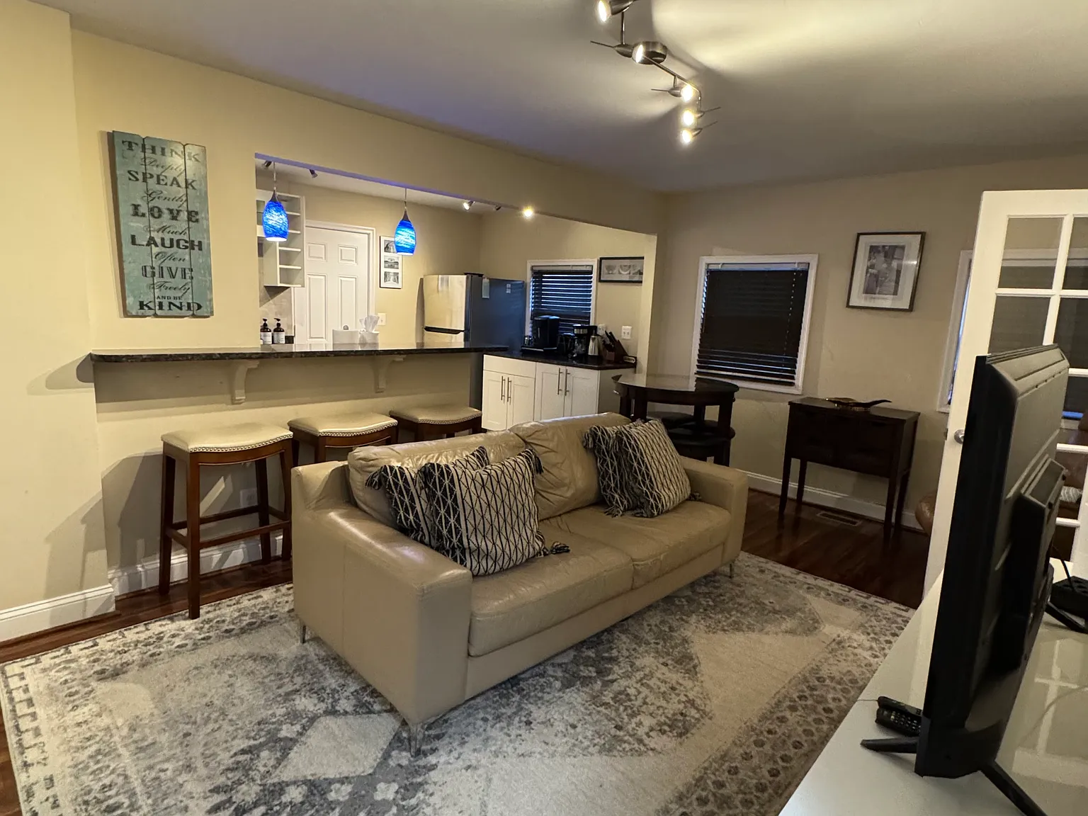 2 bed, 970 sqft, $3,200 — Photo 2