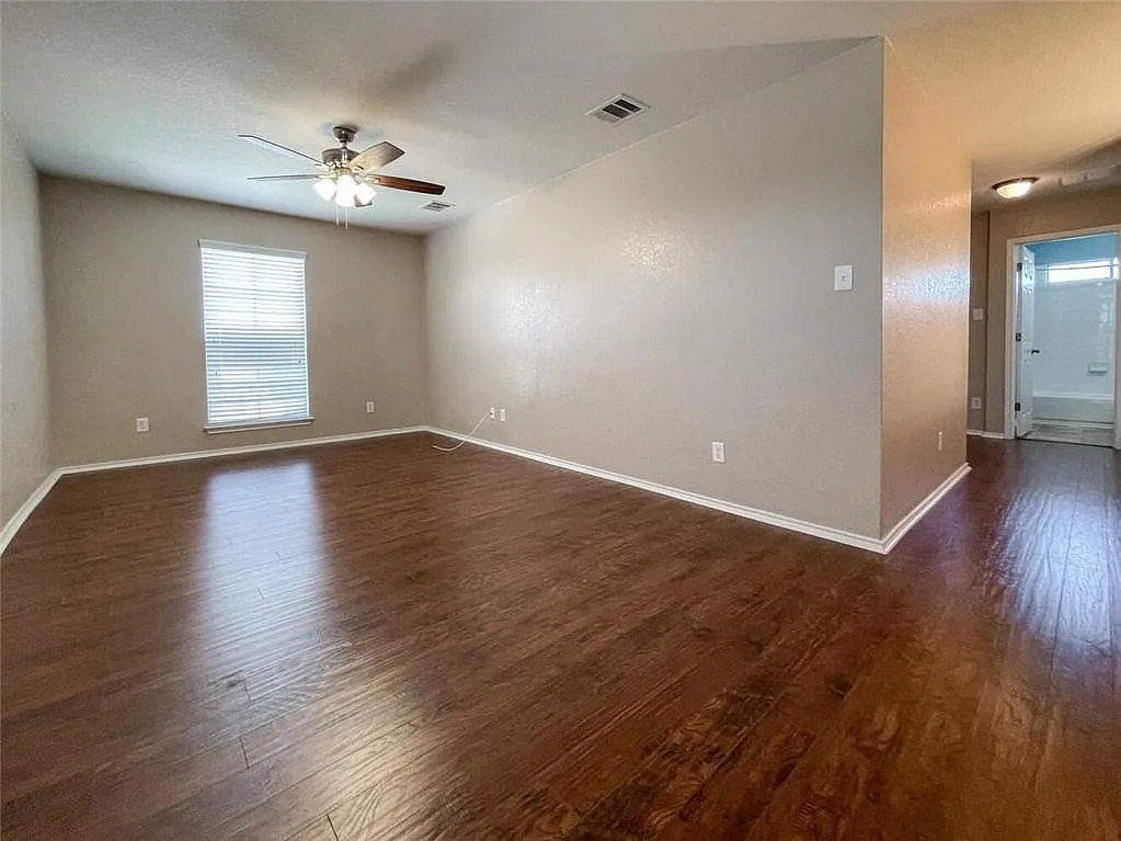 3 bed, 2.5 bath, 1950 sqft, $1,750 — Photo 3