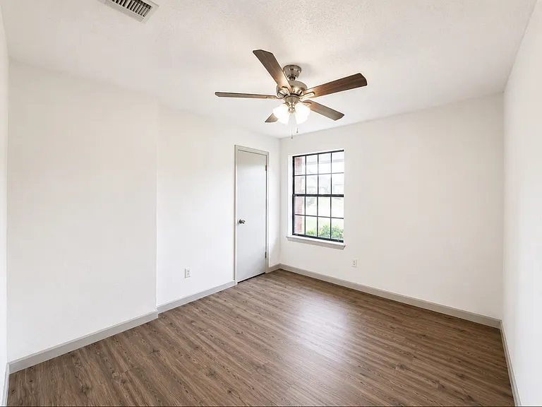 2401 Stephen Lee Dr — Photo 26