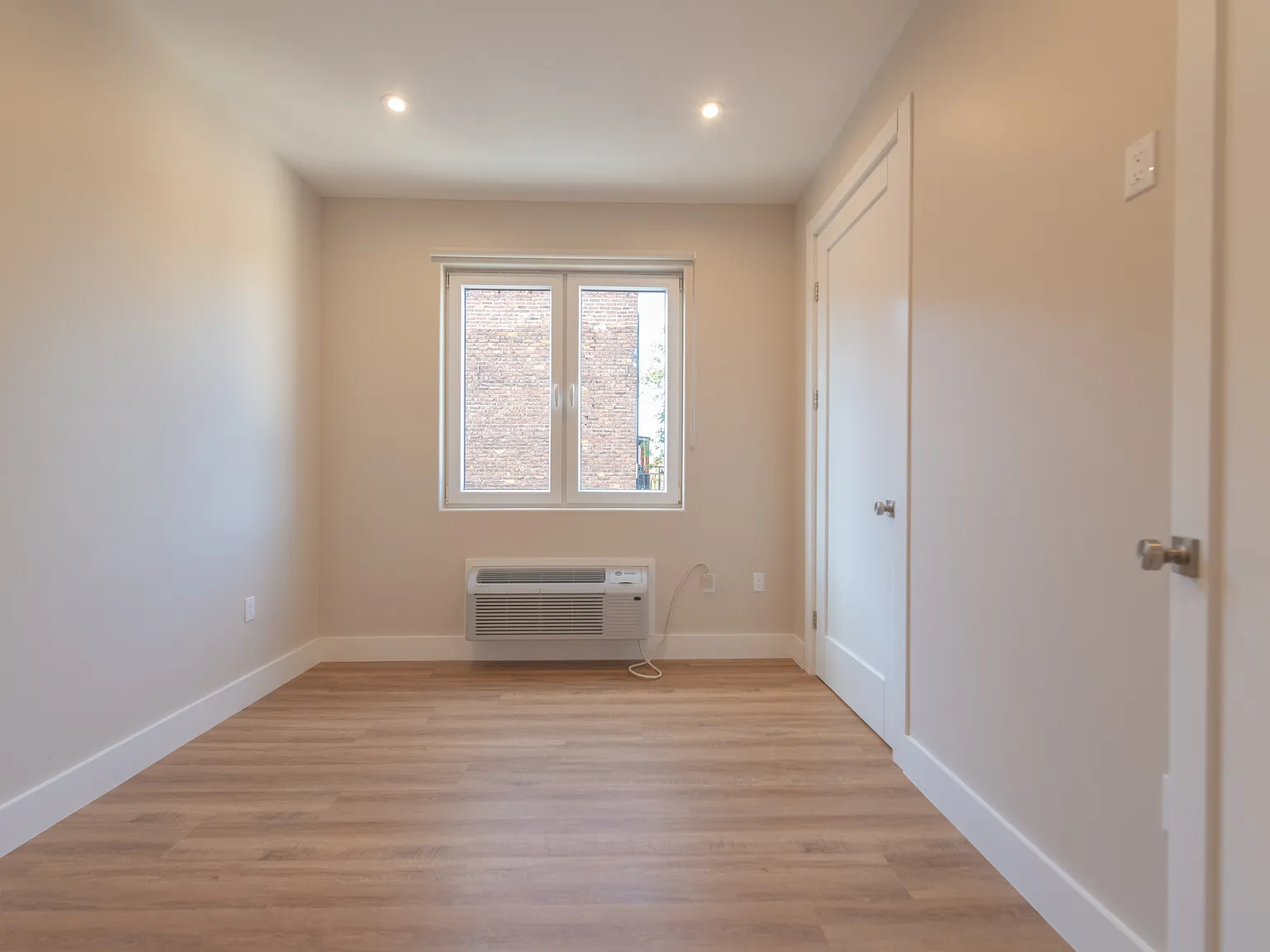 3 bed, 1375 sqft, $3,275 — Photo 4
