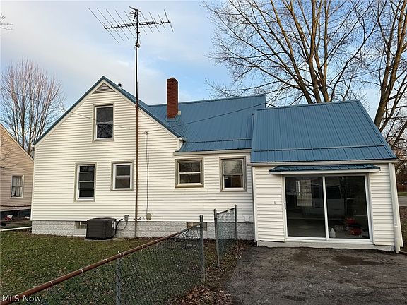 4th image of 880 Meadowbrook Ave SE
