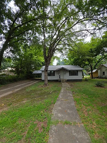 808 NW 1st St Photo 1