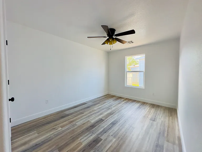 704 N Liberty St — Photo 12