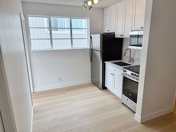 4th image of 1436 Loma Dr #7
