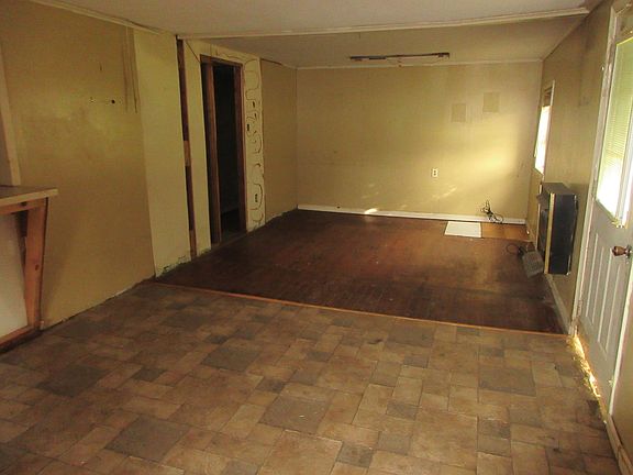 3rd image of 124 Sibley St