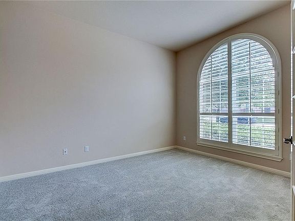 3rd image of 2537 Ravenwood Dr