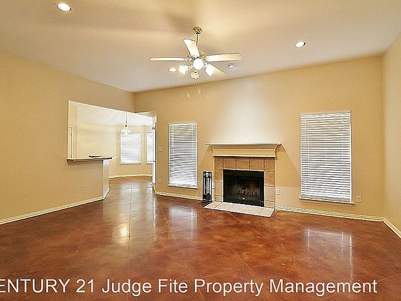 2nd image of 302 Aspen Ct W