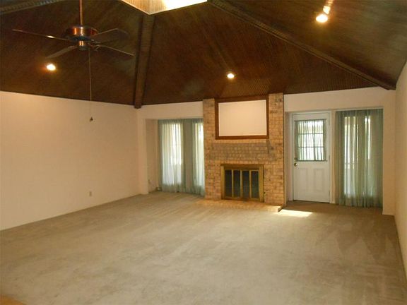 2nd image of 3925 Holbrook St
