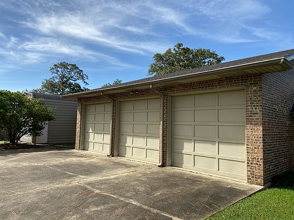 3-car garage