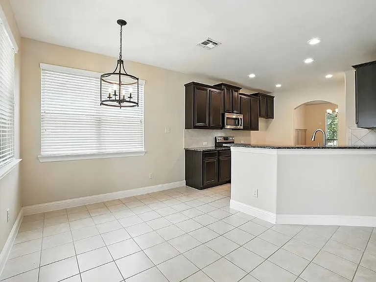 2404 Sabine Cir — Photo 10